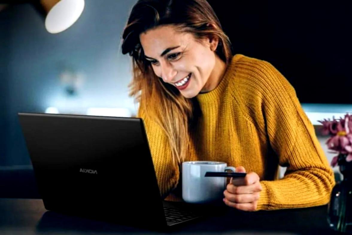 Workspace mit SEO-Analyse-Tools und E-Commerce-Dashboards